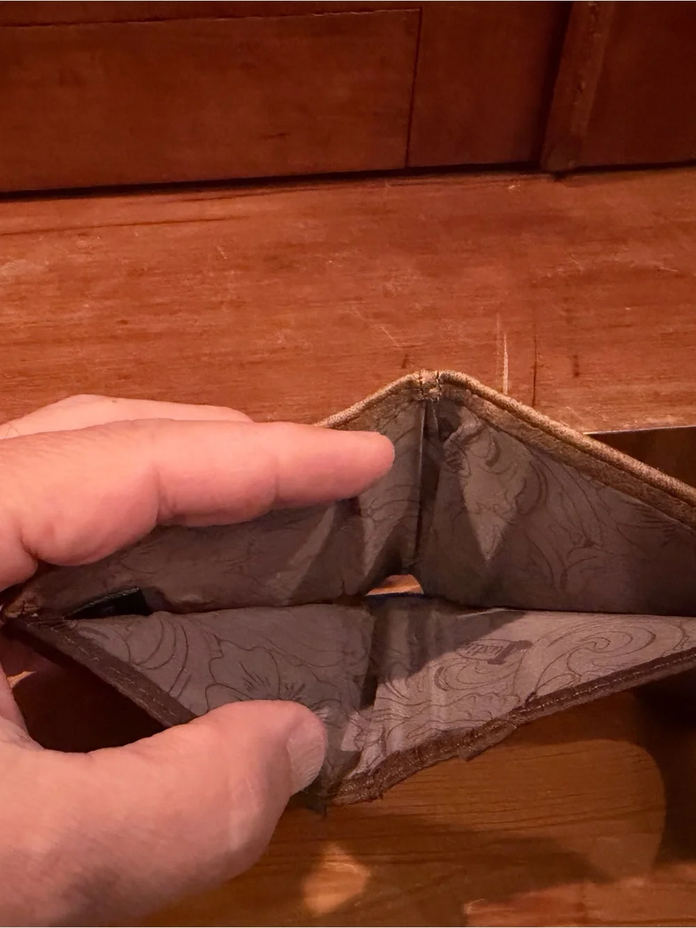 Justin Western Wallet – Distressed Leather Trifold w/ Bit Hardware Pull